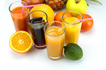 verres de jus de fruit