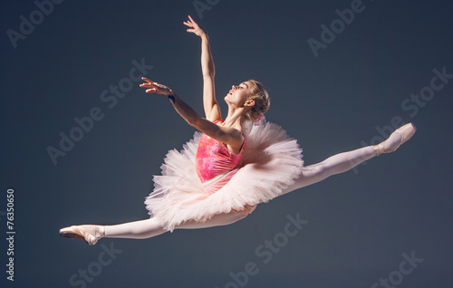 piekny-zenski-baletniczy-tancerz-na-szarym-tle-balerina