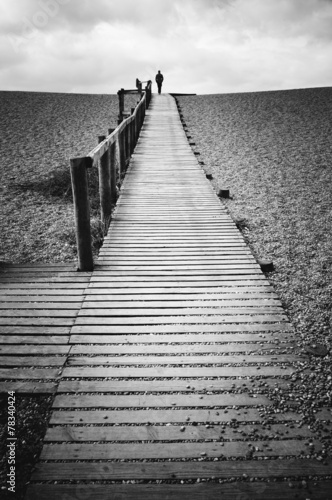 mezczyzna-chodzi-samotnie-na-jetty