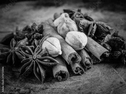 Fototapeta black and white cinnamon sticks and star anise