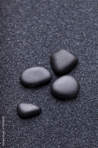 czarne-kamienie-w-relaksujacym-zen-ogrodowym-piasku