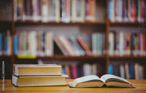 Zdjęcia Books on desk in library