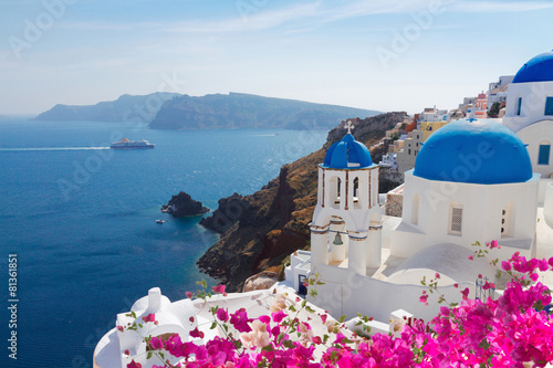widok-kaldery-z-niebieskimi-kopulami-santorini