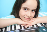 Young girl play digital piano - 160_F_81436613_UvT23WCCMyU2ds03qIrYYCLzsiITb6Vw