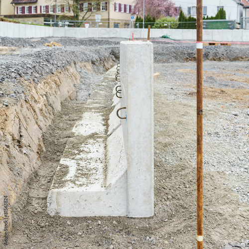 "Neue Betonmauer aus Fertigteilen" Stockfotos und lizenzfreie Bilder