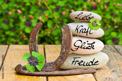 "Steinturm,Glücksbringer auf Holz, Liebe, Kraft, Glück, Freude