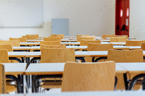 Zdjęcia Desk and chairs in classroom
