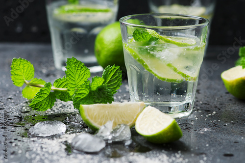Zdjęcia Mojito cocktail in a bur on a rustic table