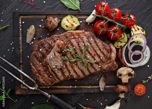 Zdjęcia Beef steak on wooden table