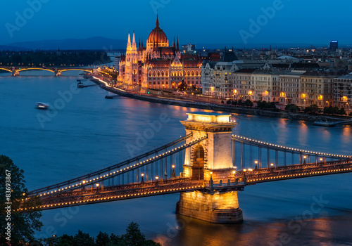 budapest-chain-bridge-i-wegierski-parlament