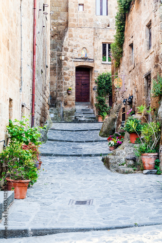 ulice-starego-wloskiego-miasta-bagnoregio-lazio