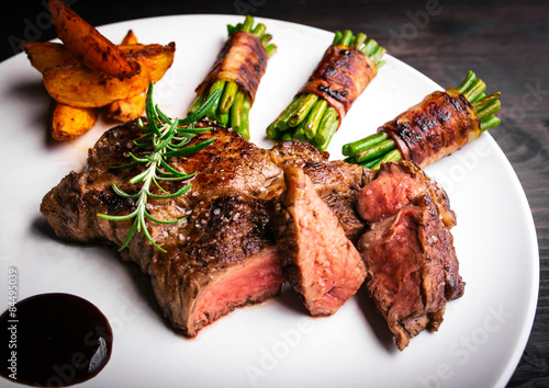 Zdjęcia Juicy rib-eye steak with potatoe wedges and french beans