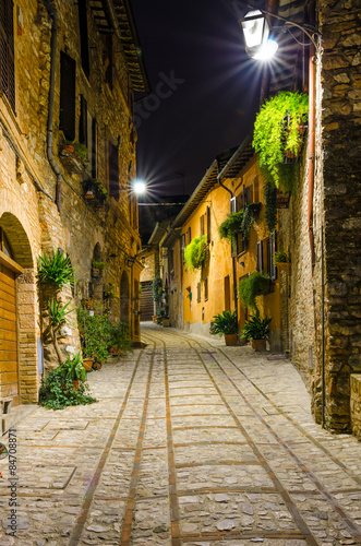 brukowana-aleja-spello-umbria-wlochy-w-nocy