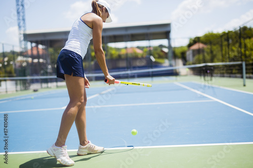 Beautiful female tennis player serving Tableau sur Toile