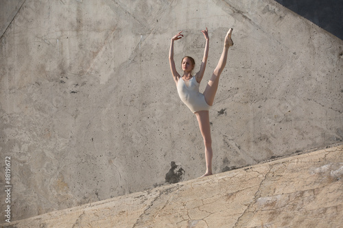 Poster Slim dancer sits in a ballet pose