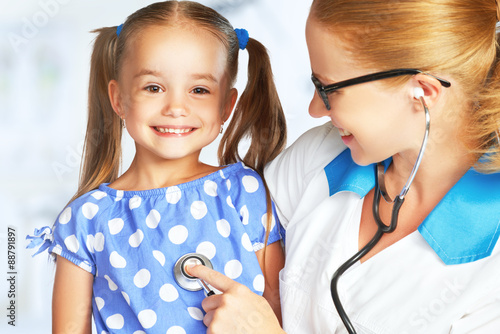 Zdjęcia Doctor pediatrician and child patient