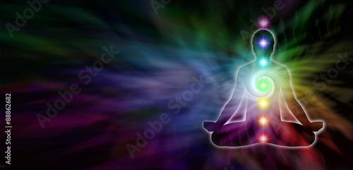 Poster Chakra Meditation Website-Header - Große dunkle Banner mit einem Regenbogen farb
