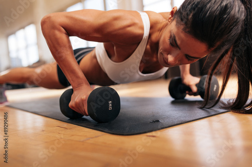 Zdjęcia Strong young woman doing push ups