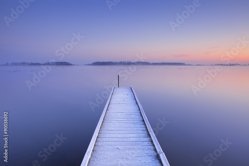 jetty-na-spokojnym-jeziorze-w-zimie-w-holandiach