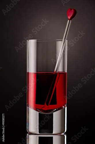 bliska-drinka-ze-szklanym-mieszadlem