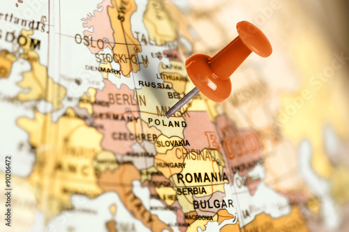 lokalizacja-polska-czerwona-pinezka-na-mapie