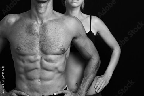 kulturystyka-sport-fitness-koncepcja-treningu-dysponowana-para-silny-miesniowy-mezczyzna-i-szczupla-kobieta-pozuje-na-czarnym-tle
