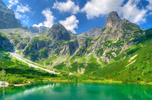 letni-krajobraz-jezioro-w-gorach-jezioro-zelene-pleso
