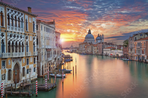 wenecja-wizerunek-kanal-grande-w-wenecja-z-santa-maria-della-salute-bazylika-w-tle