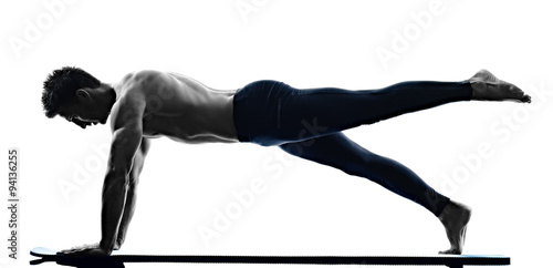 czlowiek-pilates-cwiczenia-fitness-na-bialym-tle