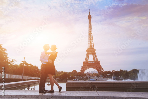 Valokuva honeymoon in Paris, romantic vacations for loving couple in France