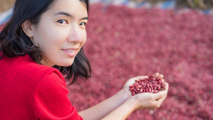 lady hold kidney beans in hand