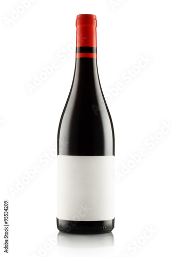 czerwone-wino-i-butelka-odizolowywajacy-na-bielu