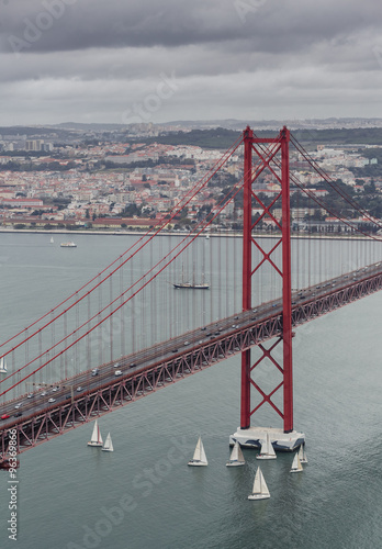 25-de-abril-bridge-w-lissabon-portugalia