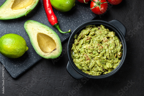Zdjęcia Bowl of guacamole with fresh ingredients