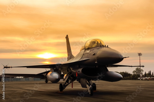 f16-jastrzabka-mysliwiec-na-zmierzchu-tle