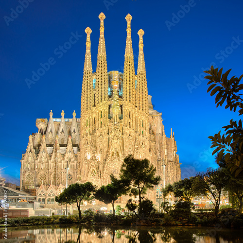 sagrada-familia-noca,-barcelona,-zdjecie