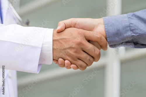 Zdjęcia Doctor shakes hands with a patient