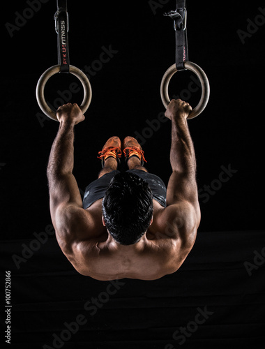 Zdjęcia Body Builder on Gym Rings