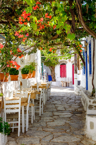 piekna-srodziemnomorska-kolorowa-ulica-amorgos-grecja