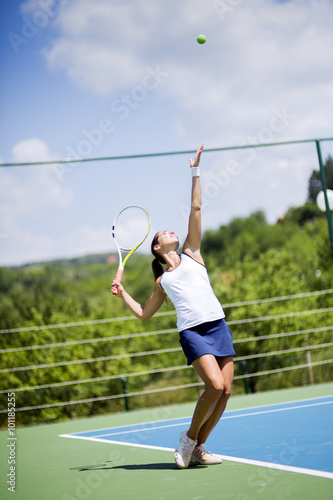 Beautiful female tennis player serving Tableau sur Toile