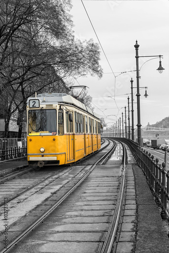 zolty-tramwaj-na-nabrzezu-budapesztu