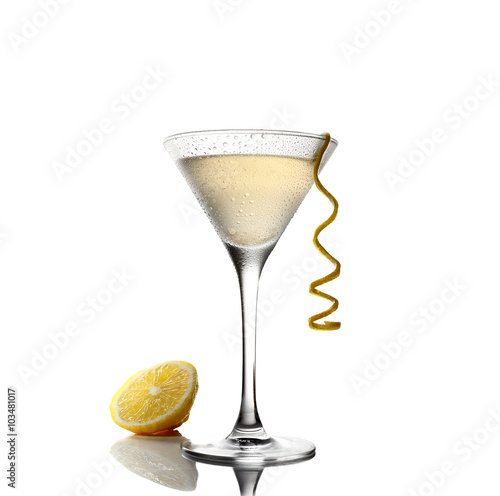 zimna-lemoniada-i-martini-w-szklance-na-bialym