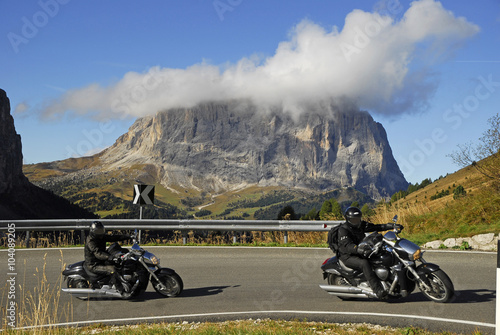 Motorrad auf Grödner Joch-Passstraße