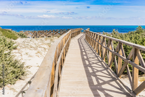 drewniany-chodnik-na-plaze-platja-de-muro-alcudia-mallorca