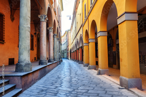 dziejowa-ulica-w-bologna-wlochy