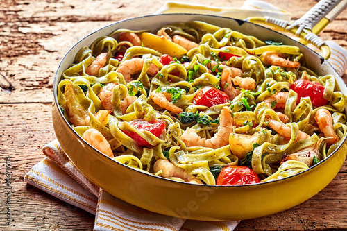 Obraz na płótnie Tagliatelle pasta with shrimp garlic and spinach
