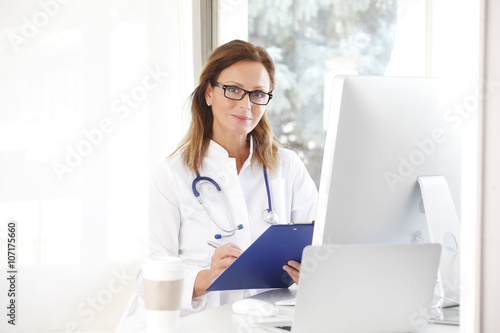 Zdjęcia Female Doctor In The Office