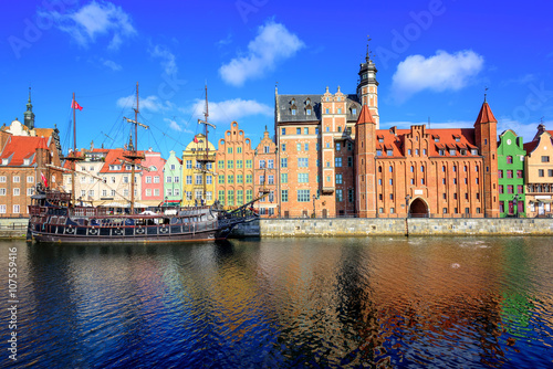 miasto-gdansk,-zdjecie-od-rzeki,-polska