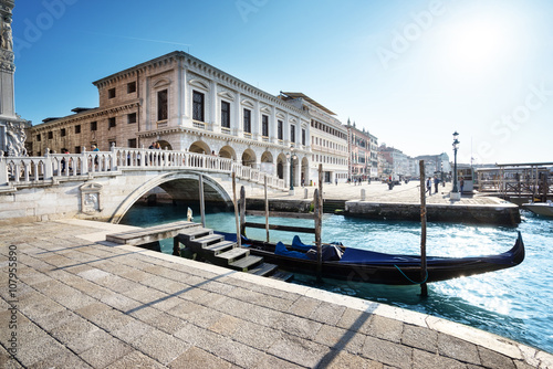 tradycyjna-gondola-na-canal-grande-san-marco-wenecja-wlochy