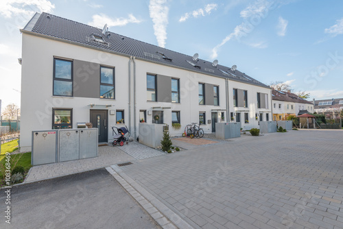 Moderne reihenhäuser stockfotos und lizenzfreie bilder auf fotolia